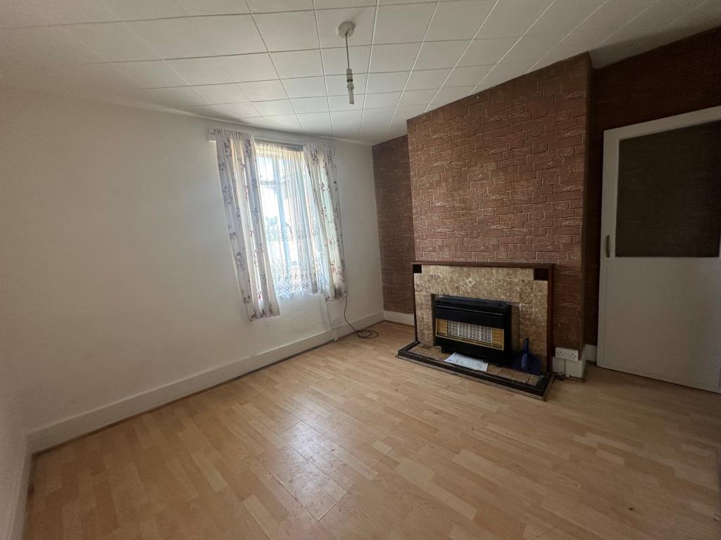 Lot: 155 - END-TERRACE HOUSE FOR REFURBISHMENT - Dining room